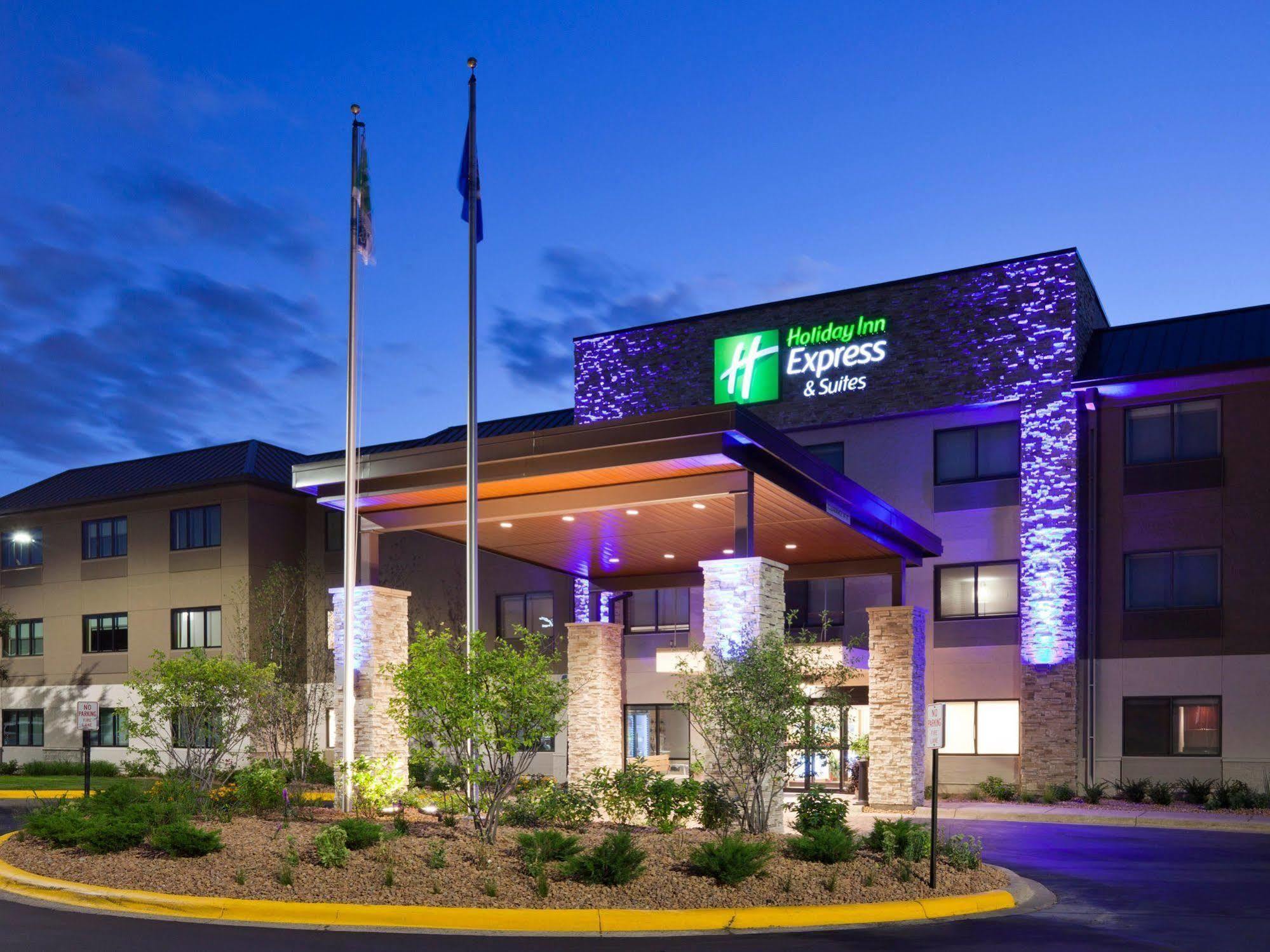 Holiday Inn Express & Suites - Omaha - 120Th And Maple By Ihg Exterior photo